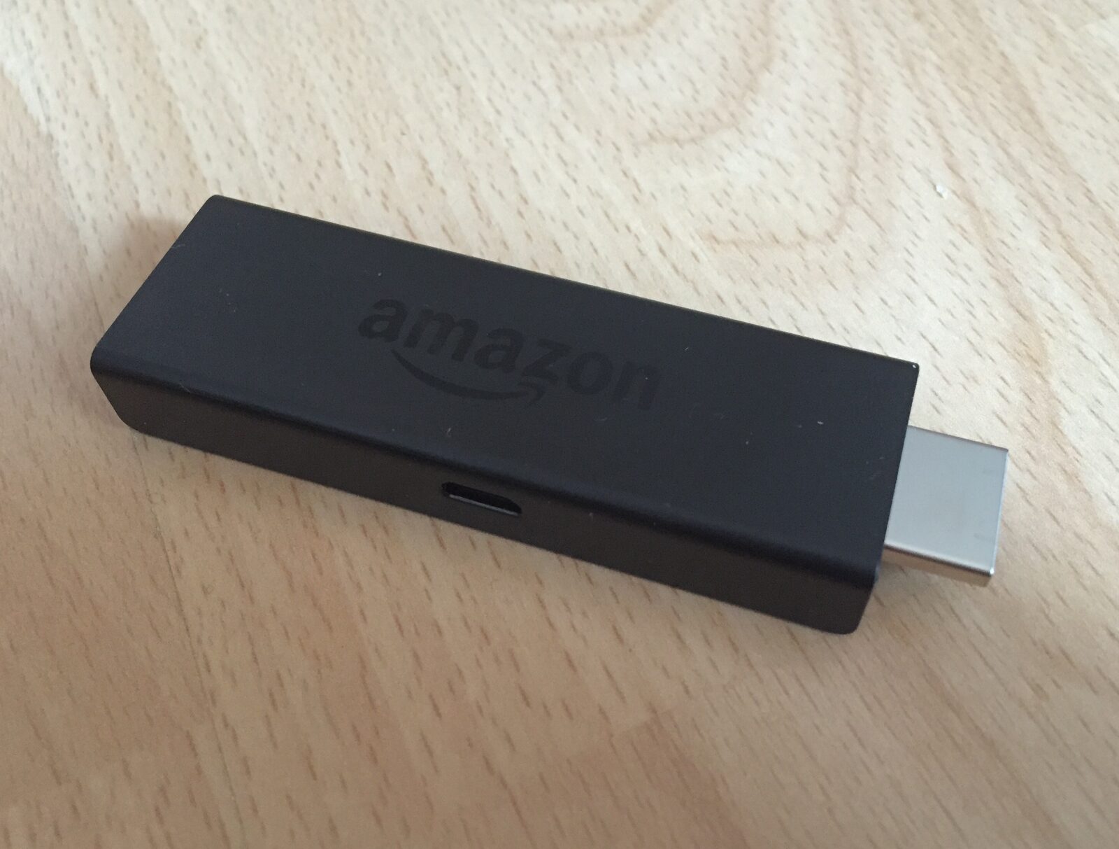 Streaming-apparaat aangesloten op televisie, klaar voor IPTV gebruik — veelgebruikte setup bij IPTV storing diagnose